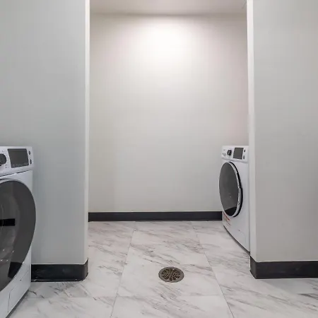 Peaceful Midtown Apartment With Gym And Parking