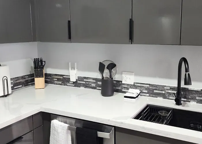 Aparthotel Peaceful Midtown With Gym And Parking 3*